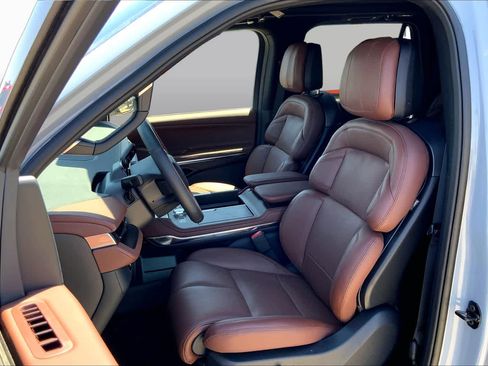 New 2026 Lincoln Navigator L Reserve AWD/4WD image 9