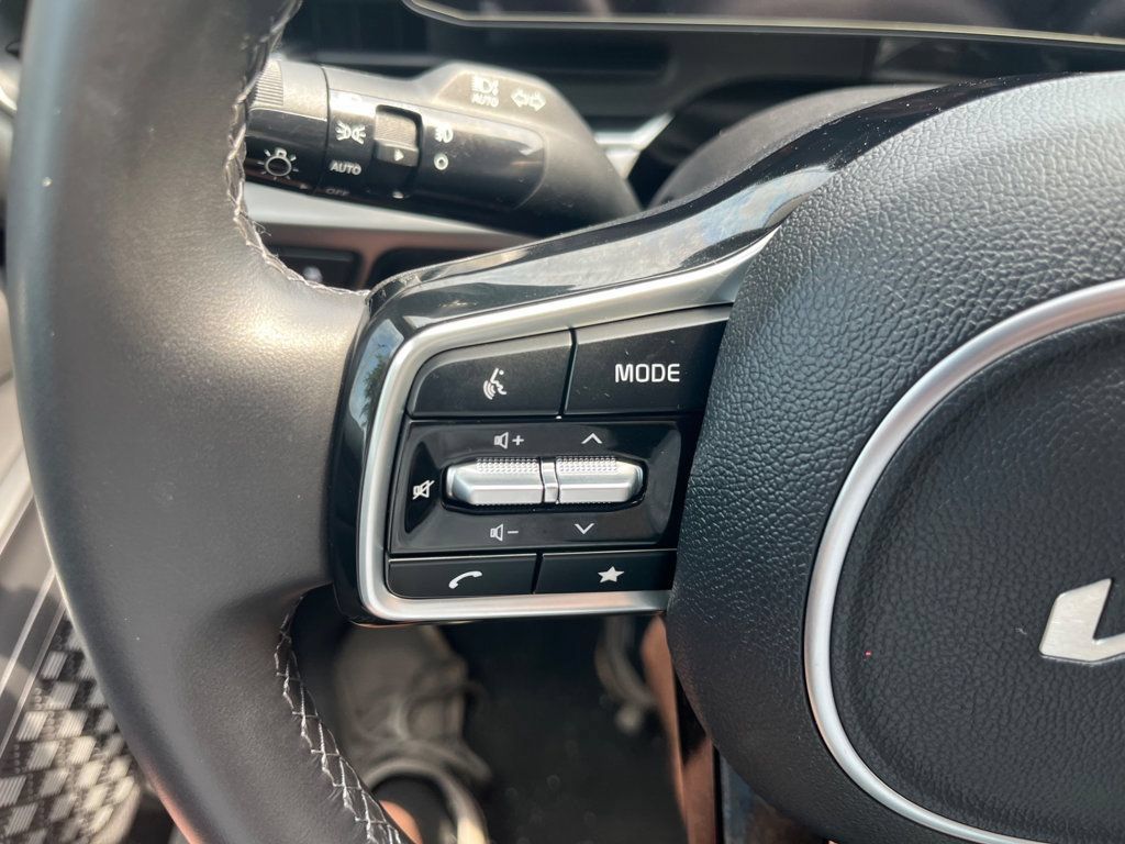 Used 2026 Kia Carnival SX w/ SX Dark Edition Package FWD image 17