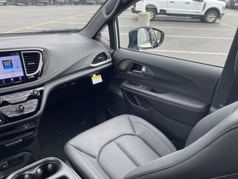 New 2026 Chrysler Pacifica Select image 53