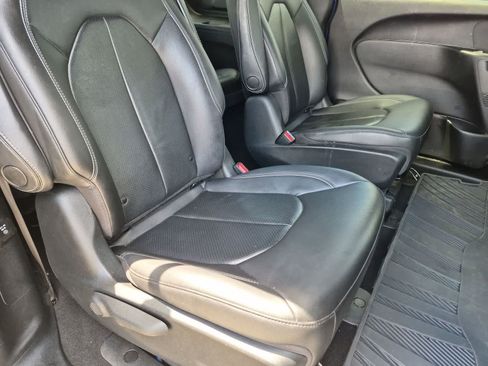 Used 2021 Chrysler Pacifica Touring-L w/ Uconnect Theater Family Group FWD image 21
