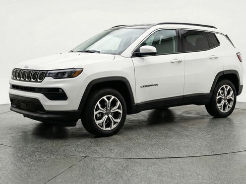 Used 2025 Jeep Compass Latitude AWD/4WD image 3