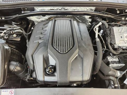 Used 2025 Porsche Macan AWD/4WD image 29