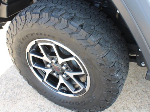 Used 2025 Jeep Wrangler Unlimited Rubicon AWD/4WD image 17