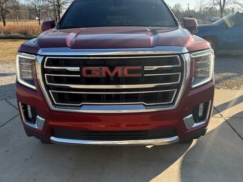 Used 2021 GMC Yukon XL SLT w/ SLT Premium Package image 3