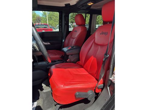 Used 2015 Jeep Wrangler Unlimited Sahara w/ Connectivity Group AWD/4WD image 16