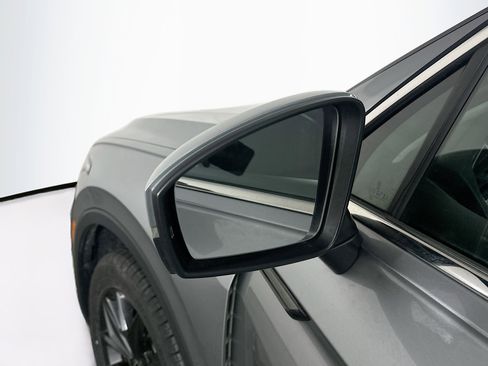 Used 2024 Volkswagen Tiguan SE image 16