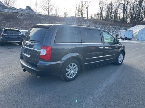 Used 2016 Chrysler Town & Country Touring w/ Driver Convenience Group image 9