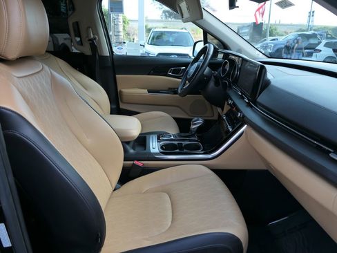 Used 2024 Kia Carnival EX FWD image 31