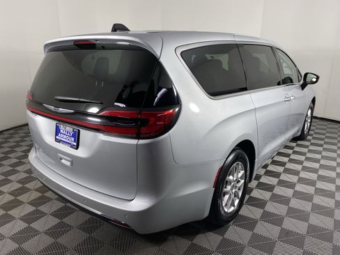 Used 2024 Chrysler Pacifica Touring-L image 7