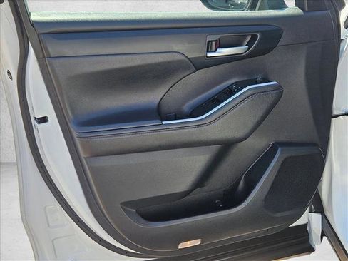 Used 2025 Toyota Highlander XLE FWD image 8