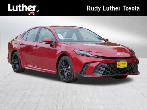 Certified 2025 Toyota Camry SE FWD image 1
