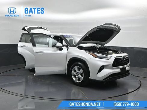 Used 2024 Toyota Highlander LE AWD/4WD image 59