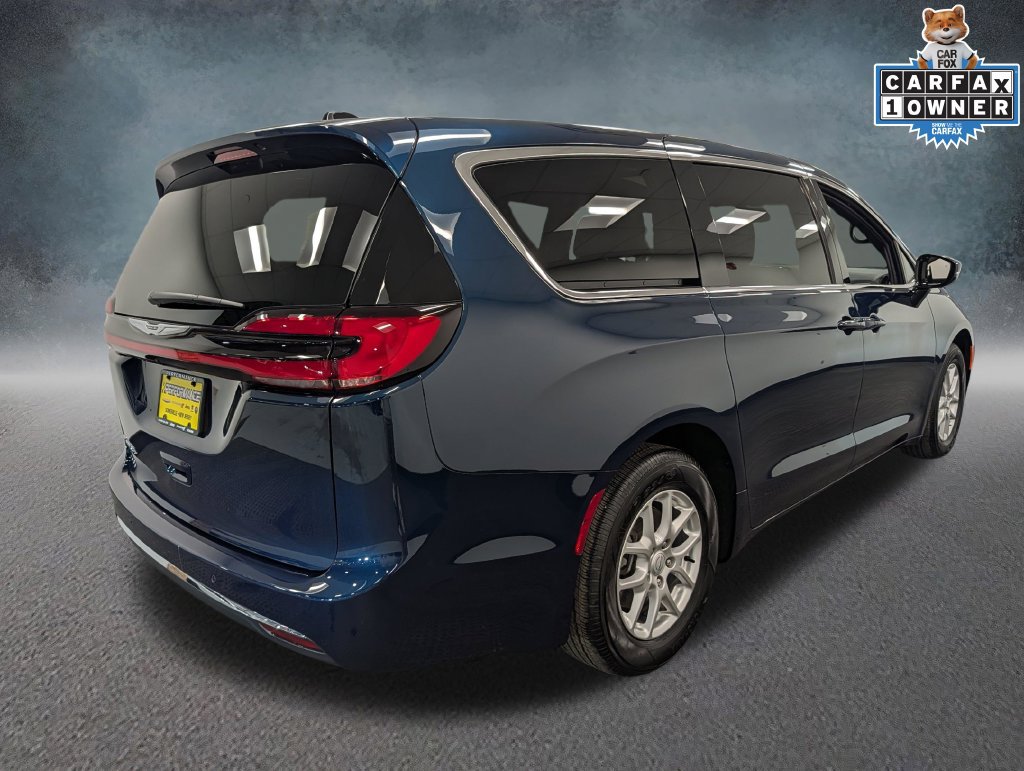 Used 2025 Chrysler Pacifica Select FWD image 4