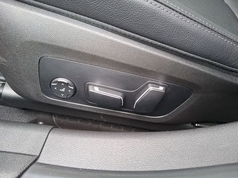 Certified 2025 BMW 330i xDrive Sedan AWD/4WD image 10