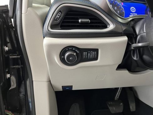 Used 2021 Chrysler Pacifica Touring-L image 18