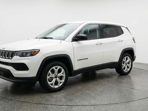 Used 2025 Jeep Compass Latitude AWD/4WD image 3