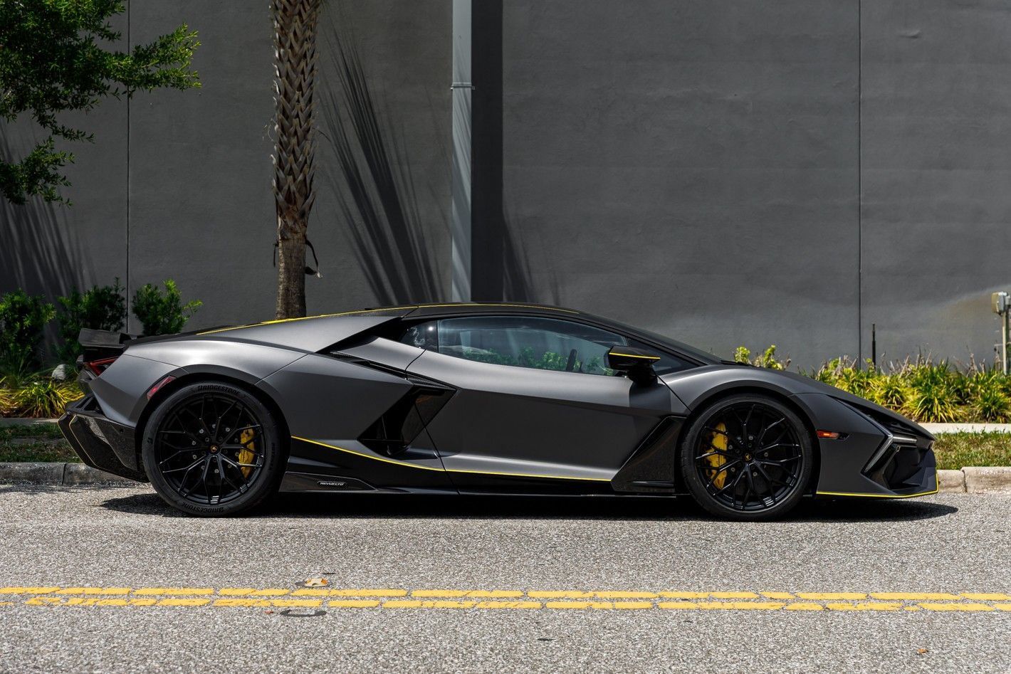 Used 2025 Lamborghini Revuelto AWD/4WD image 11