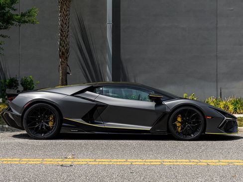 Used 2025 Lamborghini Revuelto AWD/4WD image 11