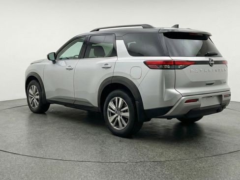 Used 2025 Nissan Pathfinder SV image 6