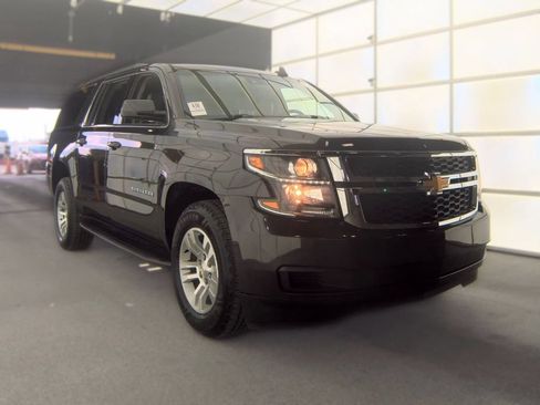 Used 2018 Chevrolet Suburban LT RWD image 1