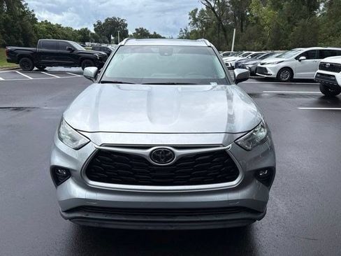 Used 2024 Toyota Highlander XLE FWD image 2