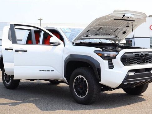 Used 2024 Toyota Tacoma TRD Off-Road AWD/4WD image 40