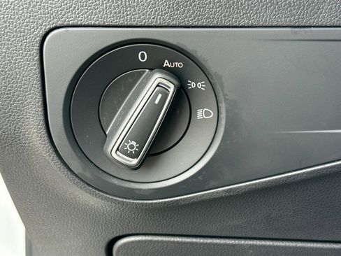 Used 2023 Volkswagen Tiguan SE image 34