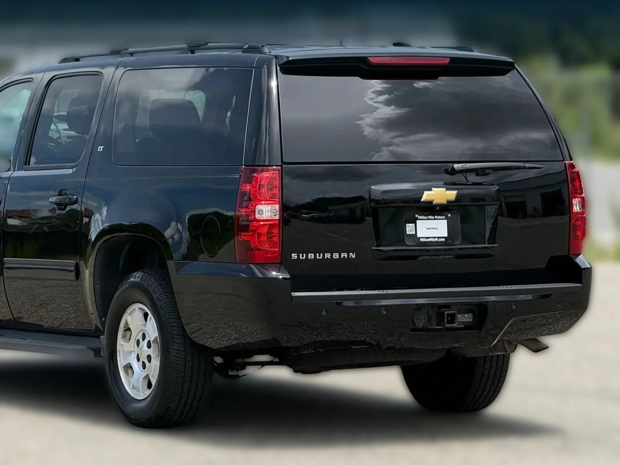 Used 2014 Chevrolet Suburban LT RWD image 16