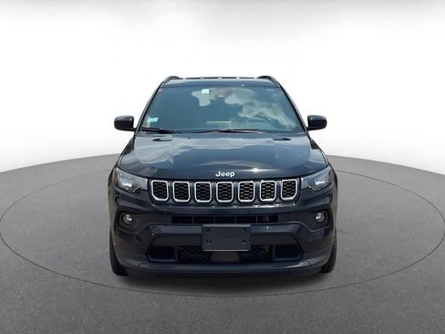 Used 2025 Jeep Compass Latitude AWD/4WD image 4