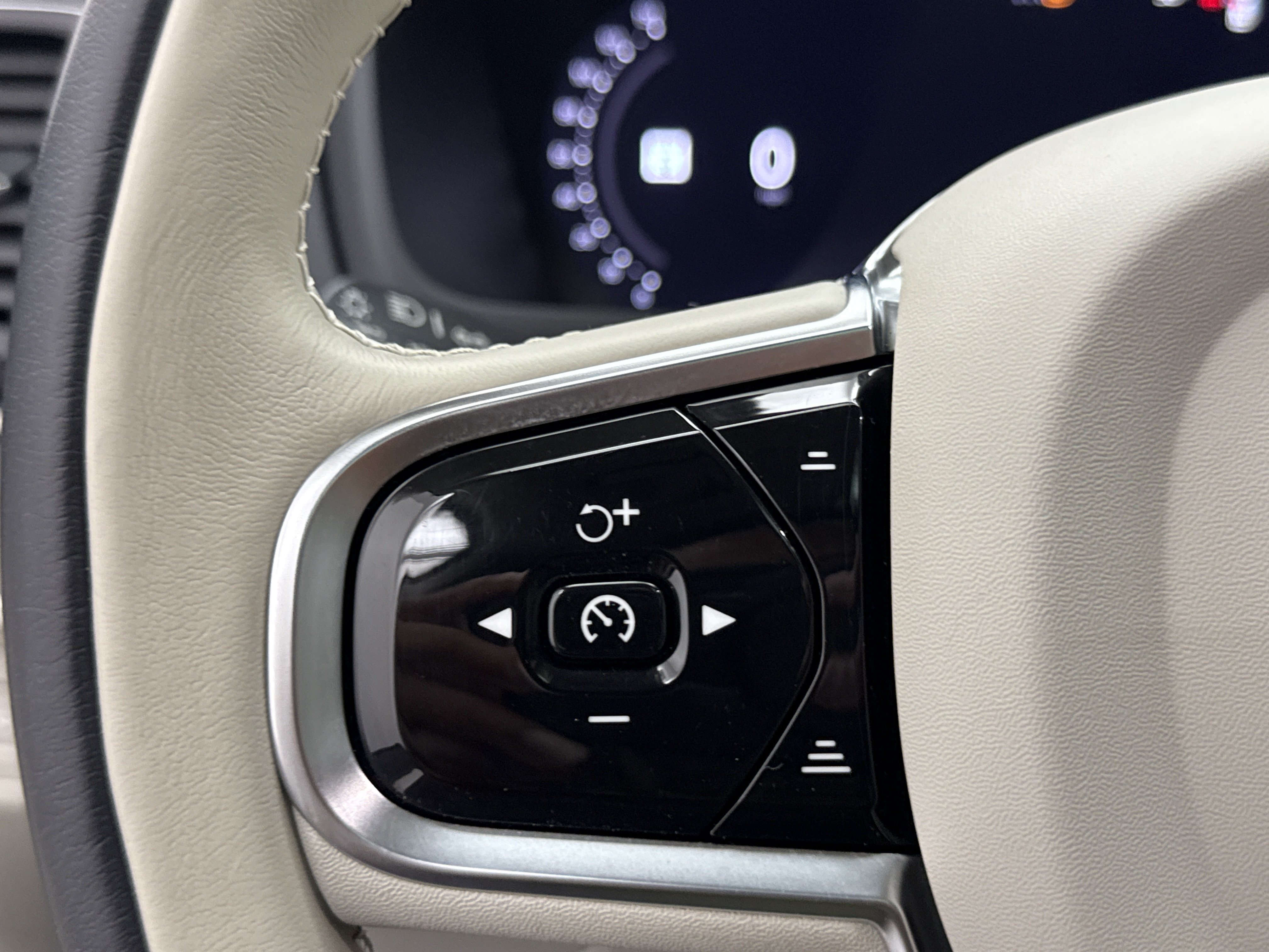 Certified 2024 Volvo XC90 B6 Plus w/ Protection Package Premier AWD/4WD image 16
