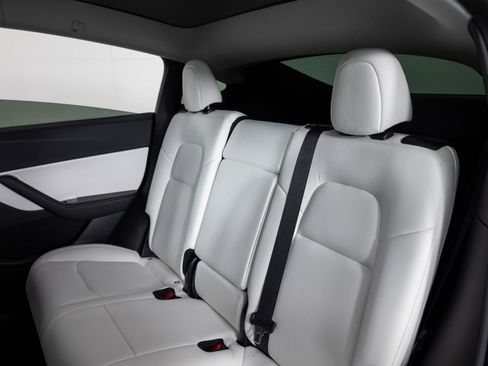 Used 2021 Tesla Model Y Long Range image 18