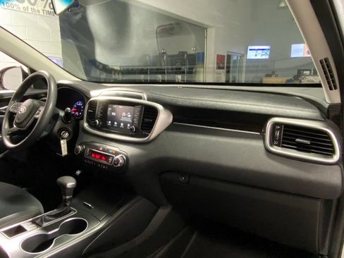 Used 2019 Kia Sorento AWD V6 image 34