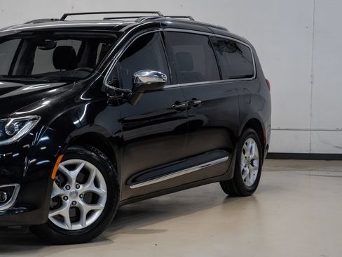 Used 2020 Chrysler Pacifica Limited FWD image 7