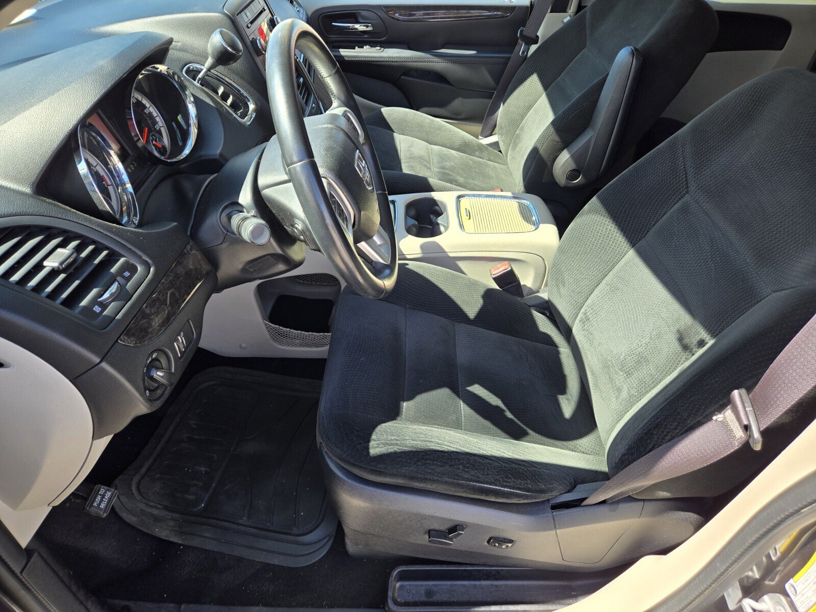 Used 2016 Dodge Grand Caravan SXT w/ UConnect Hands-Free Group FWD image 7