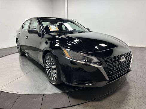 Used 2025 Nissan Altima 2.5 SV FWD image 2