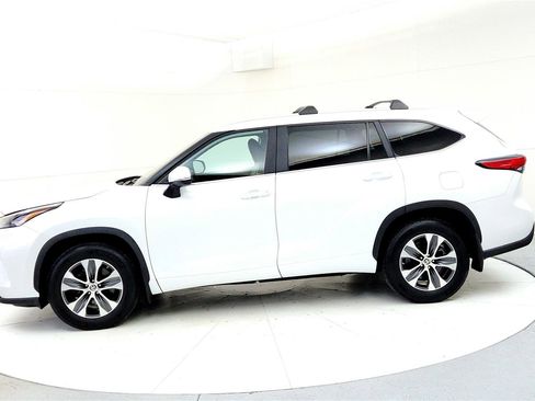 Certified 2023 Toyota Highlander XLE image 3