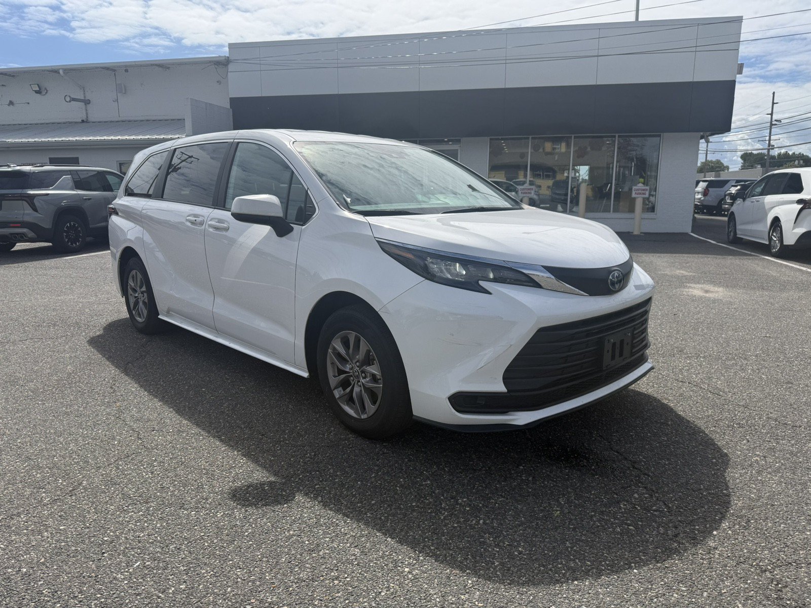 Used 2025 Toyota Sienna LE FWD image 1