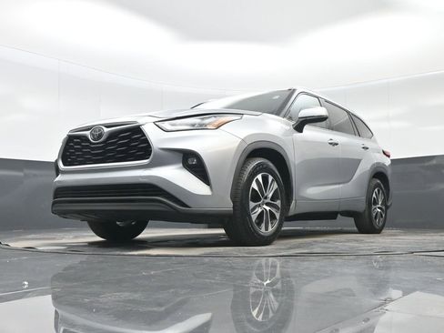 Used 2020 Toyota Highlander XLE FWD image 25