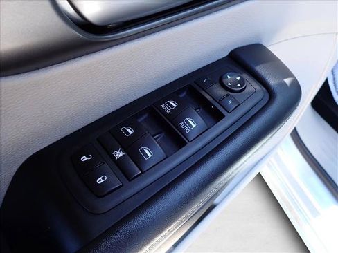 Used 2024 Chrysler Pacifica Touring-L FWD image 15