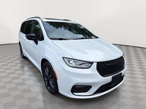 Used 2025 Chrysler Pacifica Limited FWD image 4
