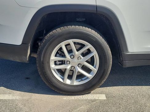 Used 2023 Jeep Grand Cherokee L Laredo RWD image 7