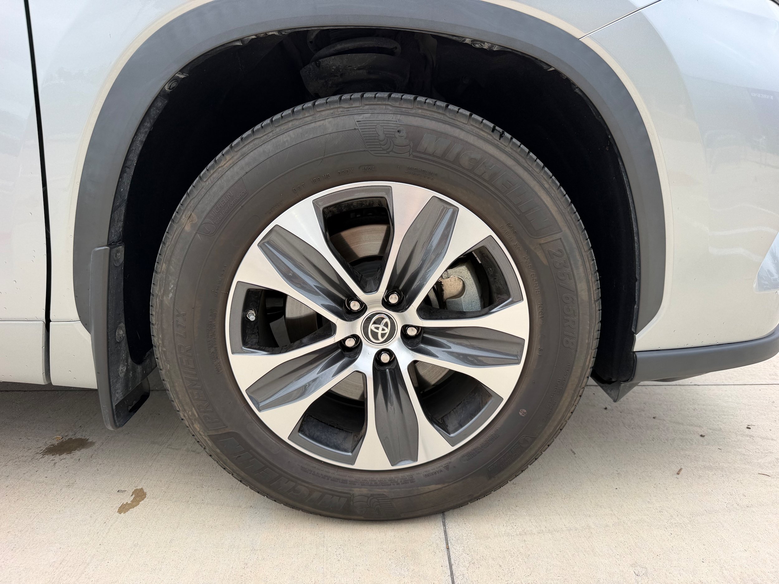 Used 2024 Toyota Highlander XLE FWD image 9