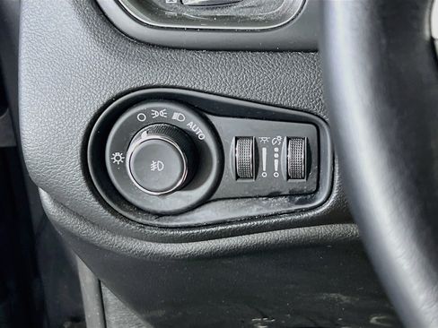 Used 2023 Jeep Renegade Latitude w/ Premium Group AWD/4WD image 10