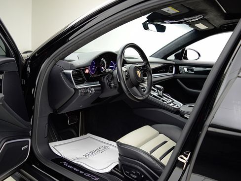 Used 2023 Porsche Panamera GTS image 33