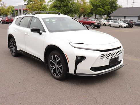 Certified 2025 Toyota Crown Signia AWD/4WD image 3