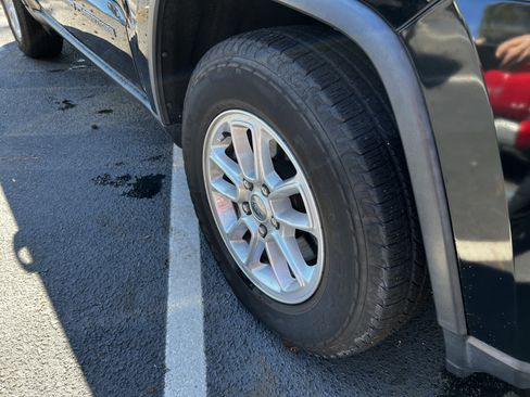 Used 2019 Jeep Grand Cherokee Laredo image 11