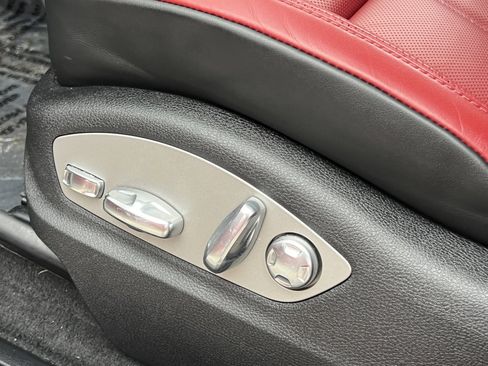 Certified 2025 Porsche Macan image 32