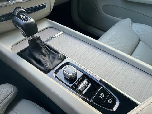 Used 2021 Volvo XC60 T5 Inscription w/ Climate Package image 28