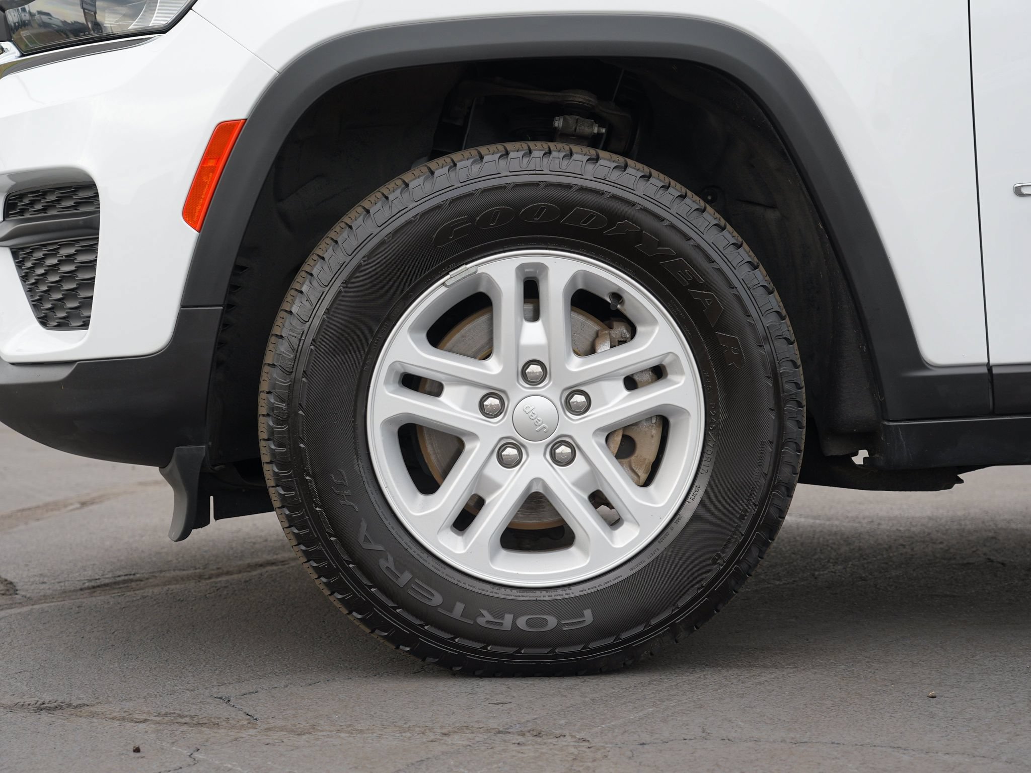 Used 2023 Jeep Grand Cherokee Laredo AWD/4WD image 11