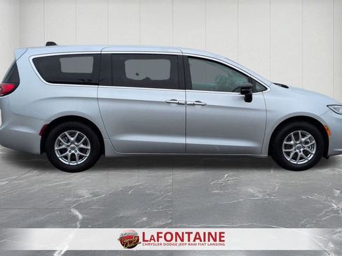 Used 2024 Chrysler Pacifica Touring-L image 6